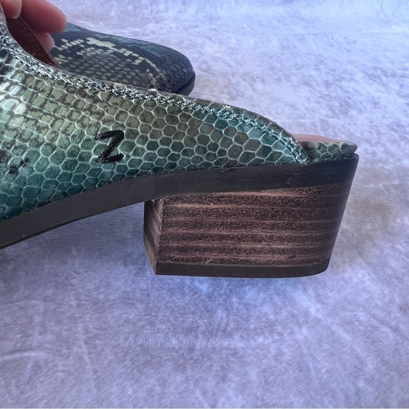 Zodiac Women's Quartz Clog Snake Print Teal Size 8 - Picture 8 of 10